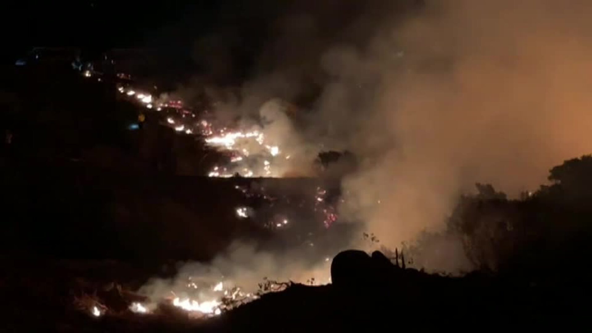 Fuegos controlados en California para evitar que el fuego llegue a la capital