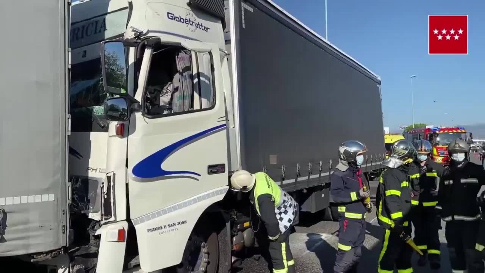 Atascos en la entrada a Madrid por la A-6 tras la colisión de dos camiones