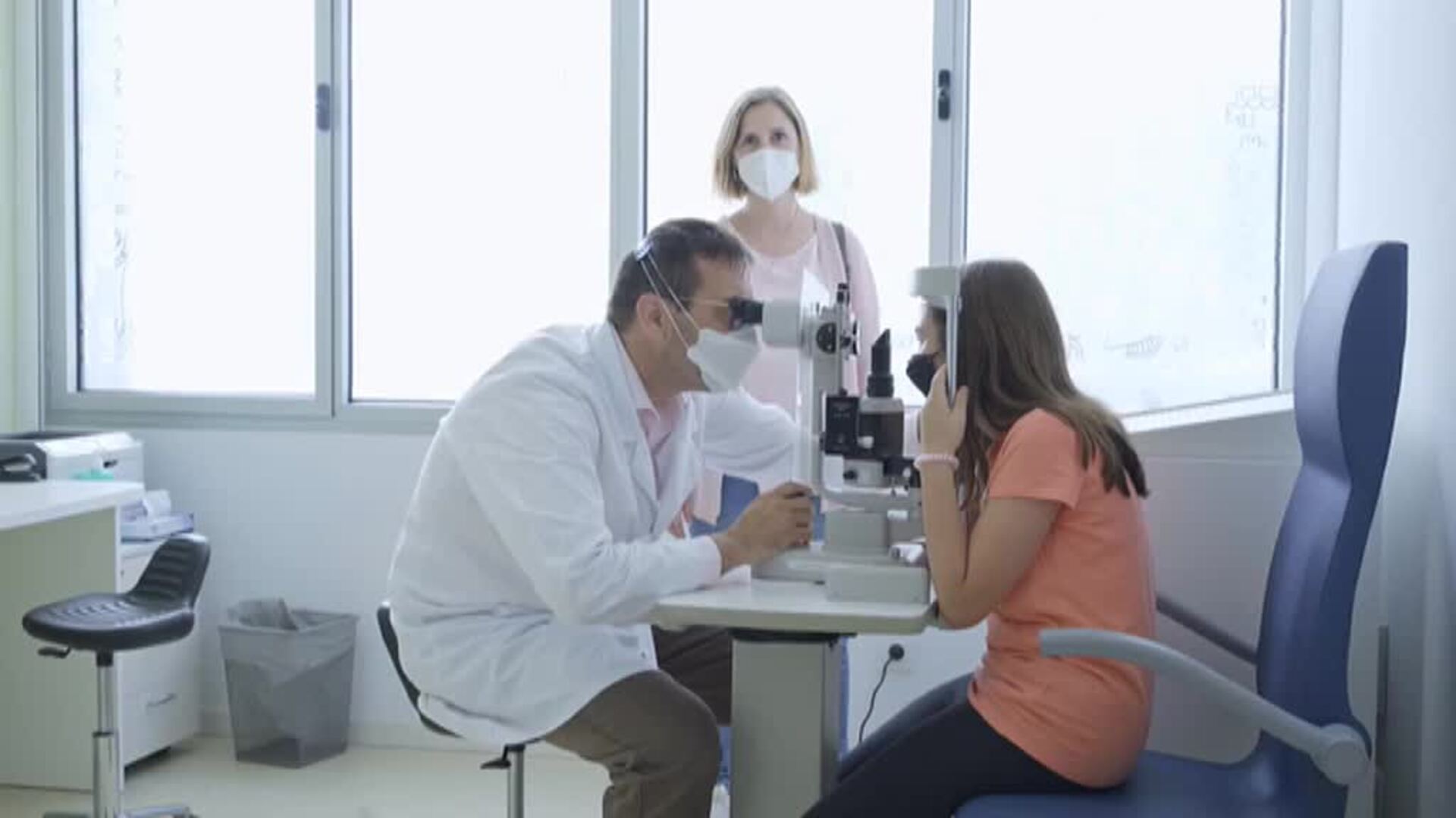 Los médicos del hospital Sant Joan de Deu evitan que Noa se quede ciega gracias a una innovadora terapia génica