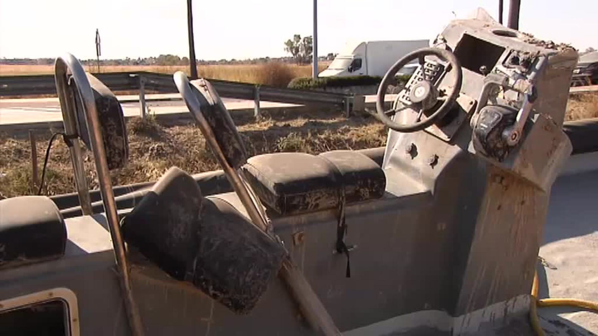 Vecinos de Dos Hermanas denuncian los peligros de un cementerio de nacho lanchas a las puertas de un colegio