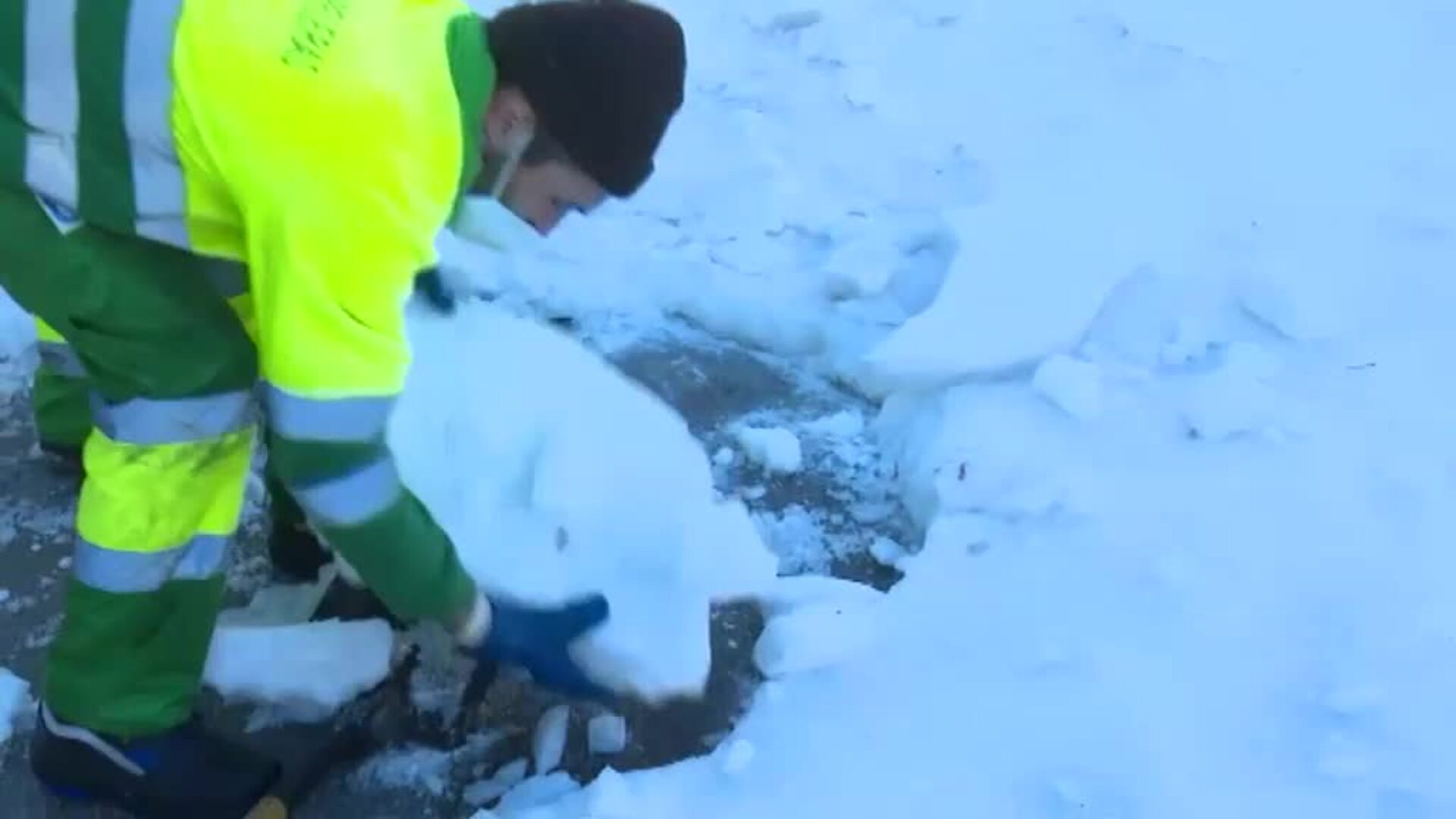 Primer día laborable tras la mayor nevada en medio siglo