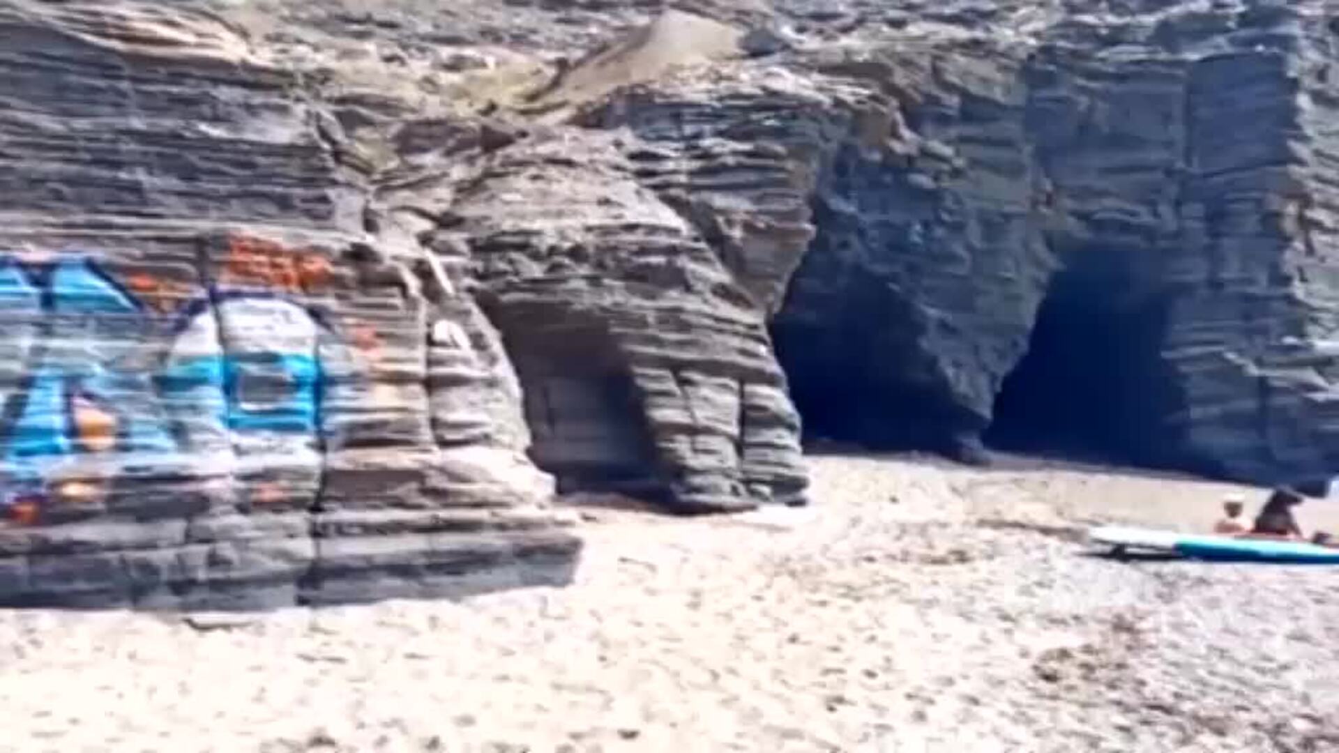 Vandalismo con grafitis en Cala Cocón, Murcia