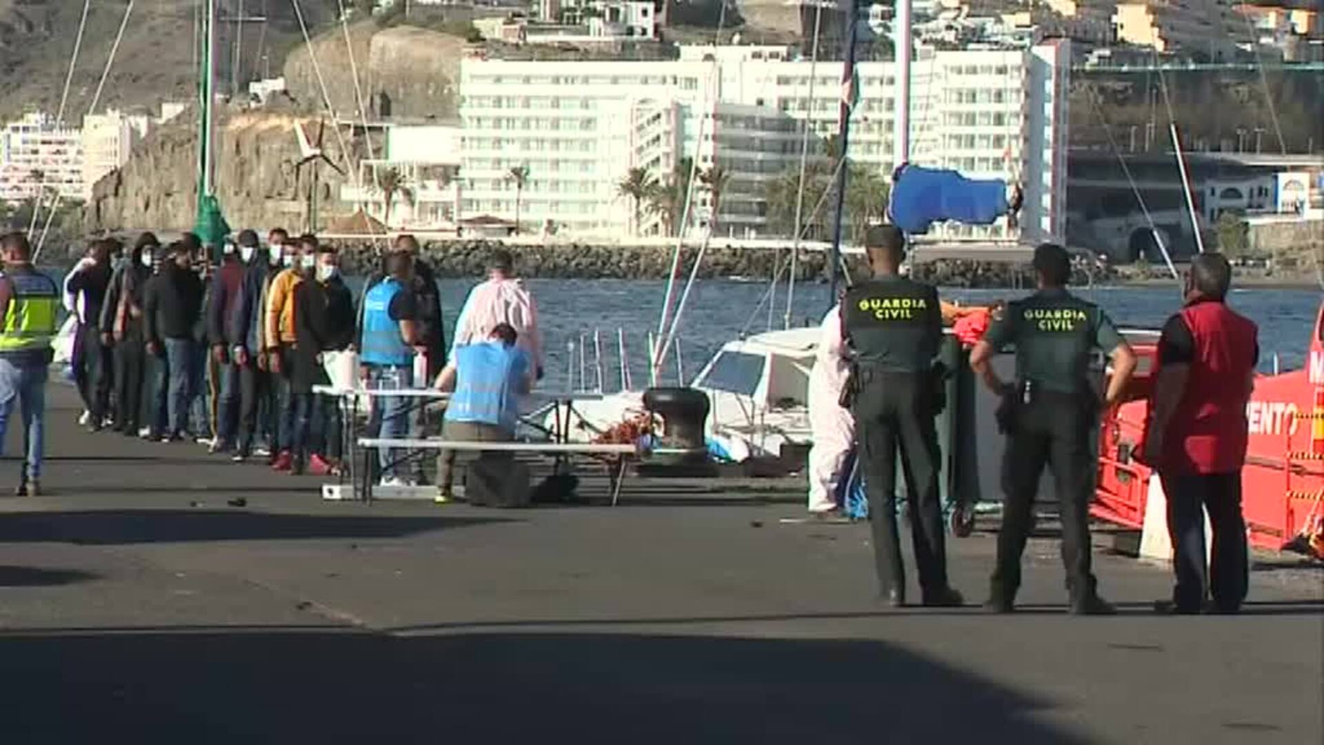 Continúa la polémica por el traslado de inmigrantes irregulares en vuelos desde Canarias a la Península