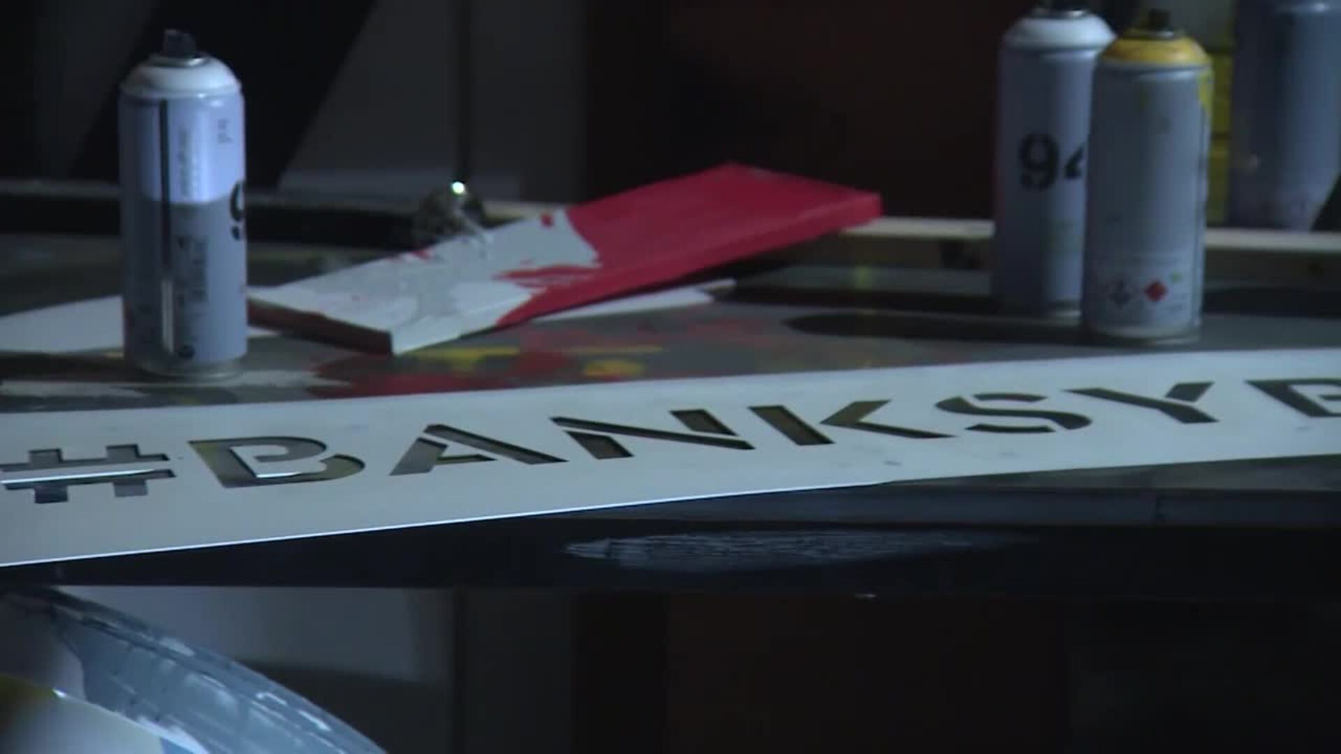 El Disseny Hub Barcelona reúne más de 70 obras de Banksy en una exposición