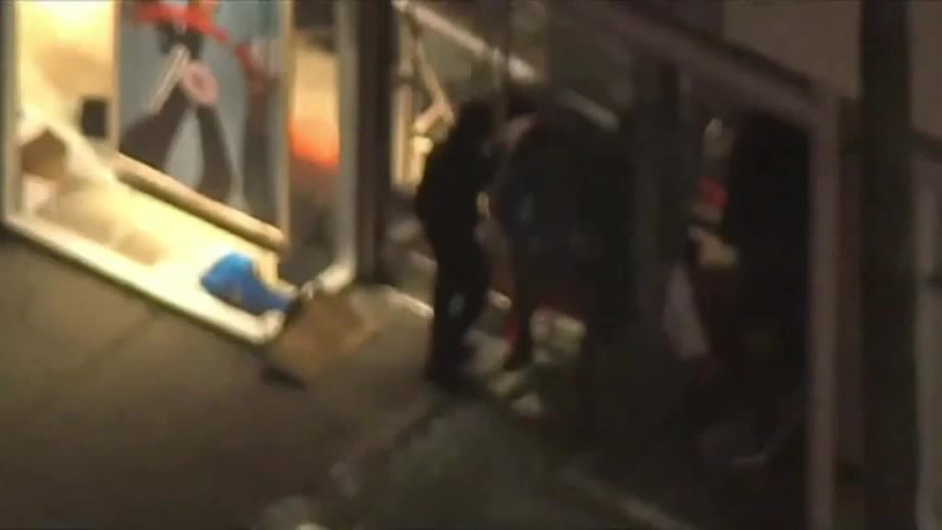 El pillaje y el vandalismo se unen a los disturbios raciales en EEUU