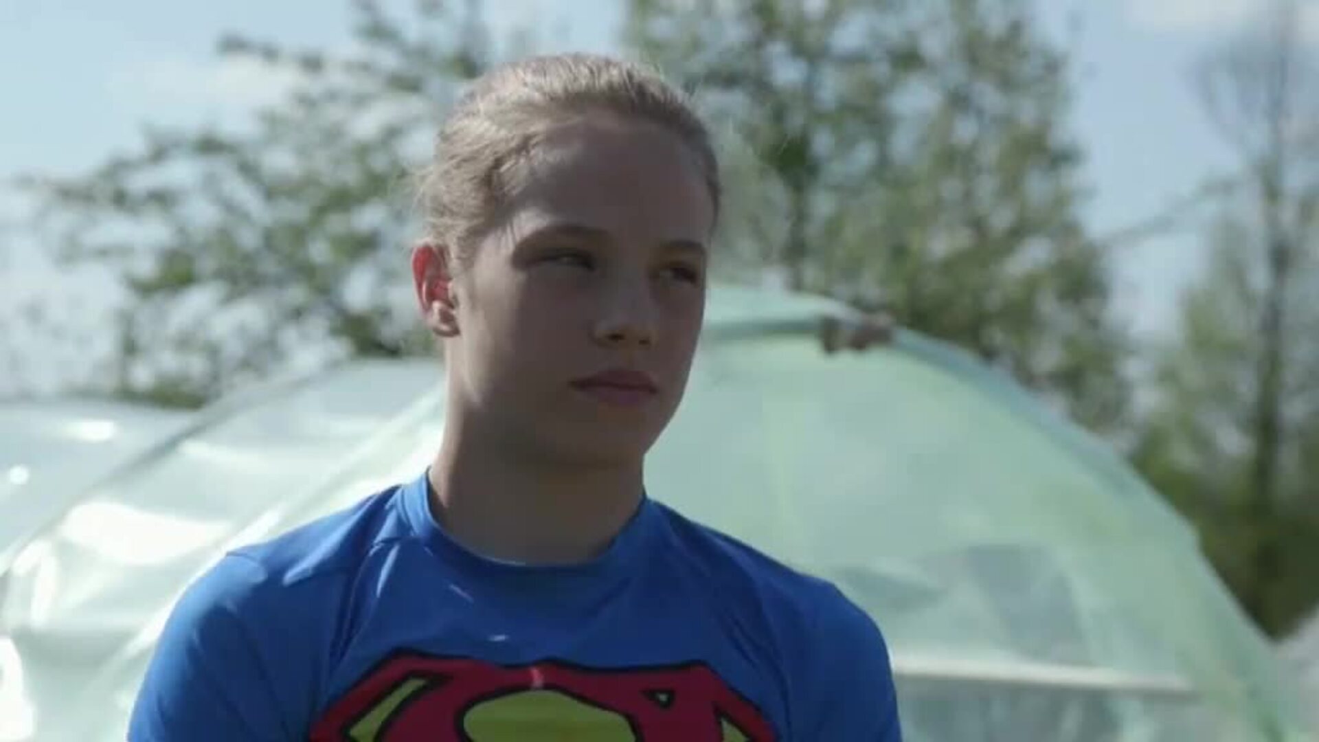 La campeona junior de natación de Bosnia entrena en una piscina de plástico