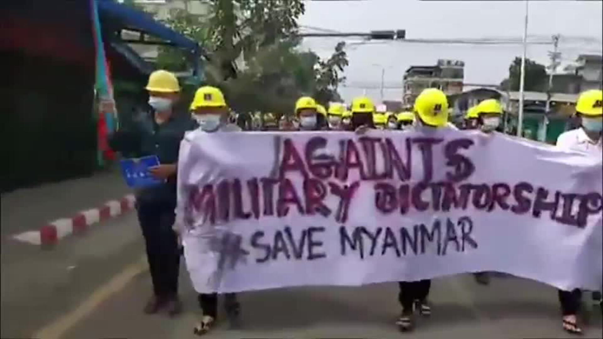 Miles de birmanos desobedecen la ley para protestar contra el golpe de estado