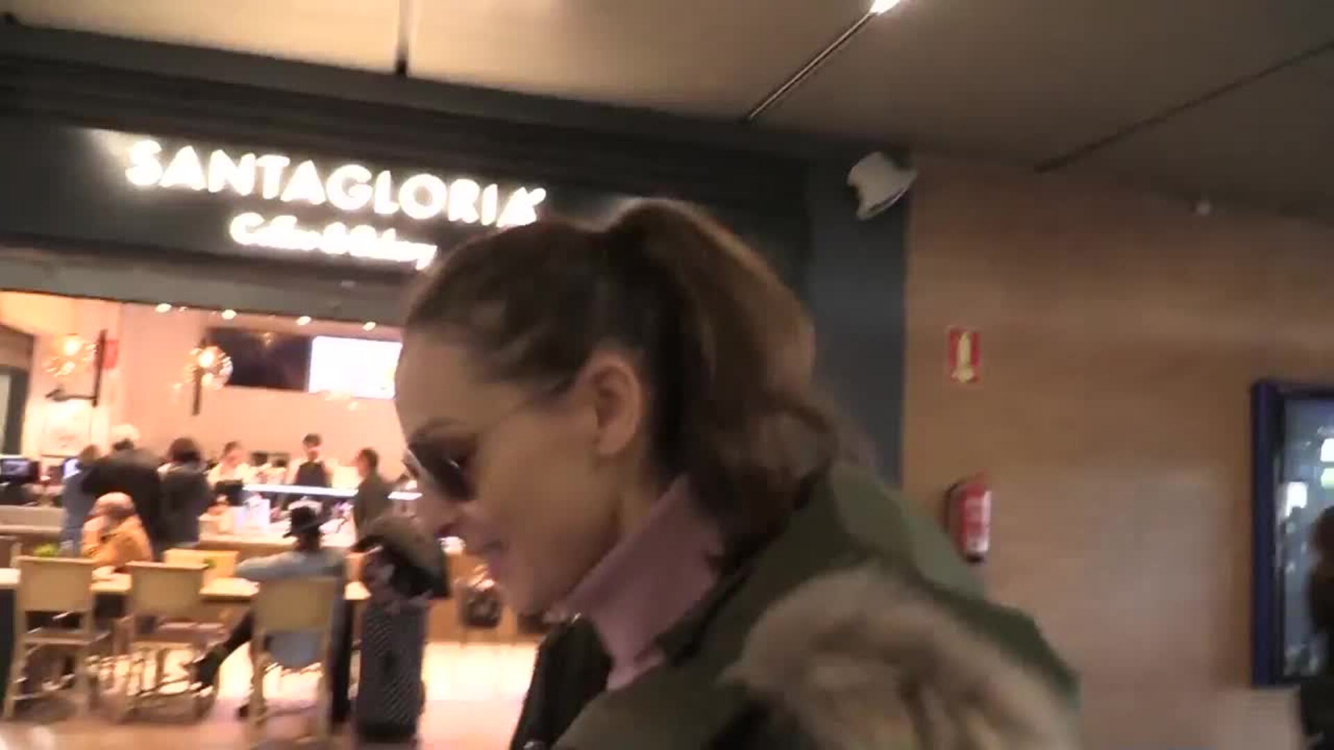 Eva González regresa a Madrid ajena a la polémica