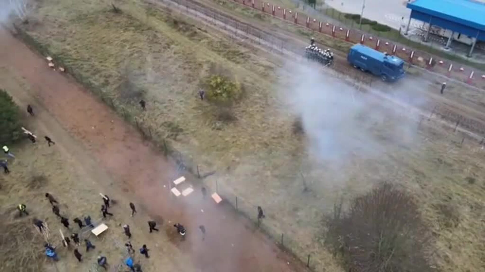 Las fuerzas de seguridad polacas dispersan con cañones de agua a los migrantes
