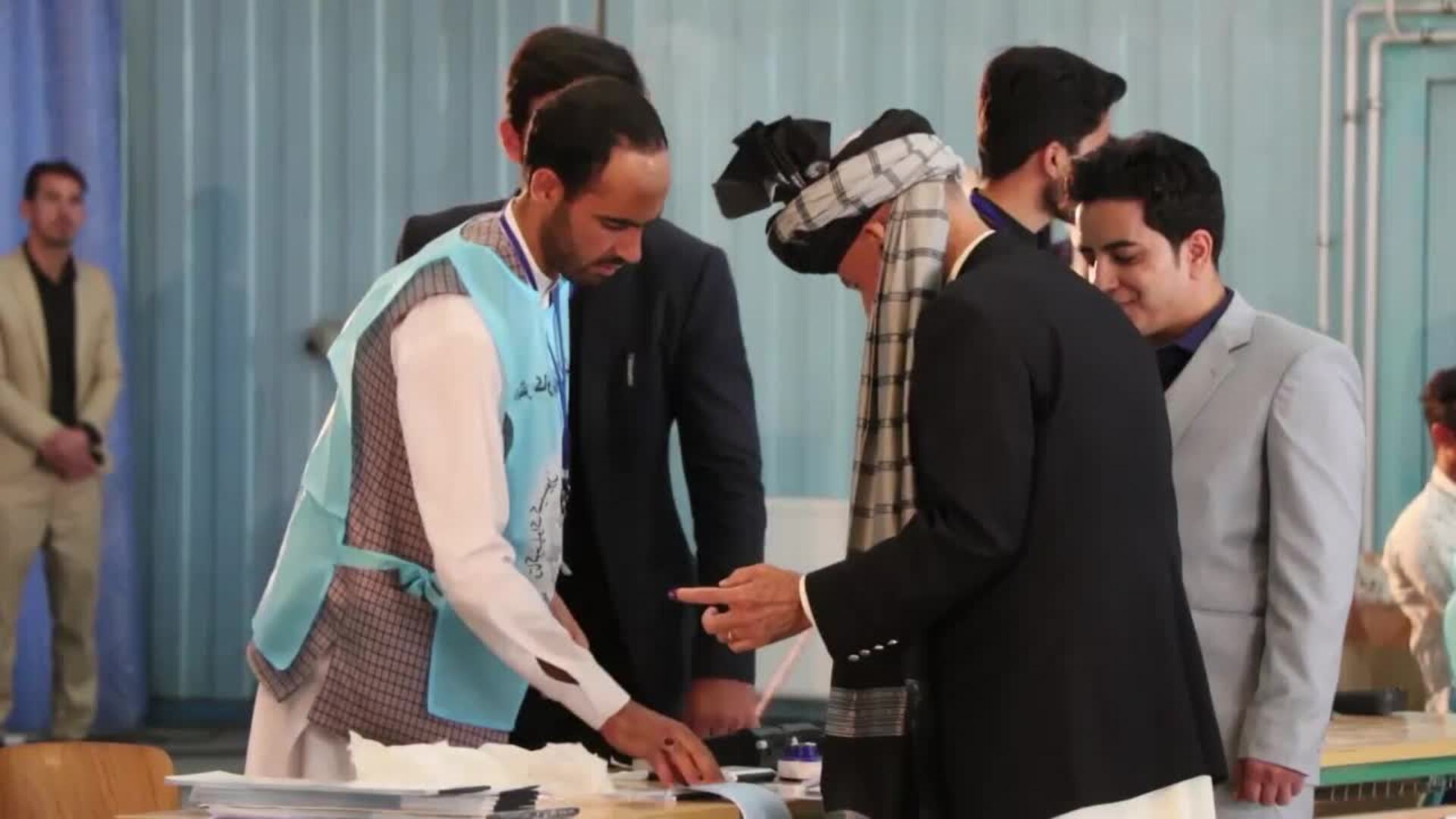 El presidente de Afganistán abandona el país