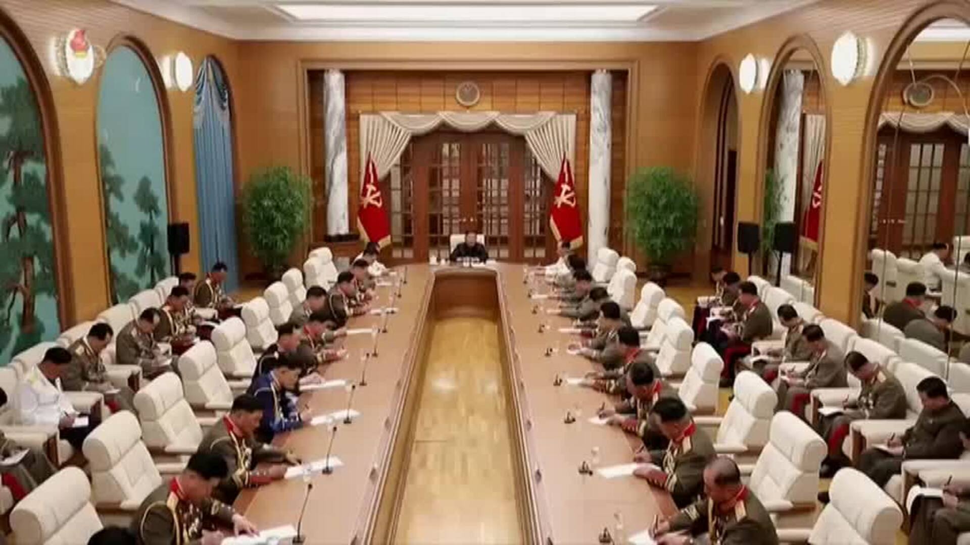 Kim Jong-un pide mantener una &quot;actitud de alerta máxima&quot; tras una reunión con altos mandos