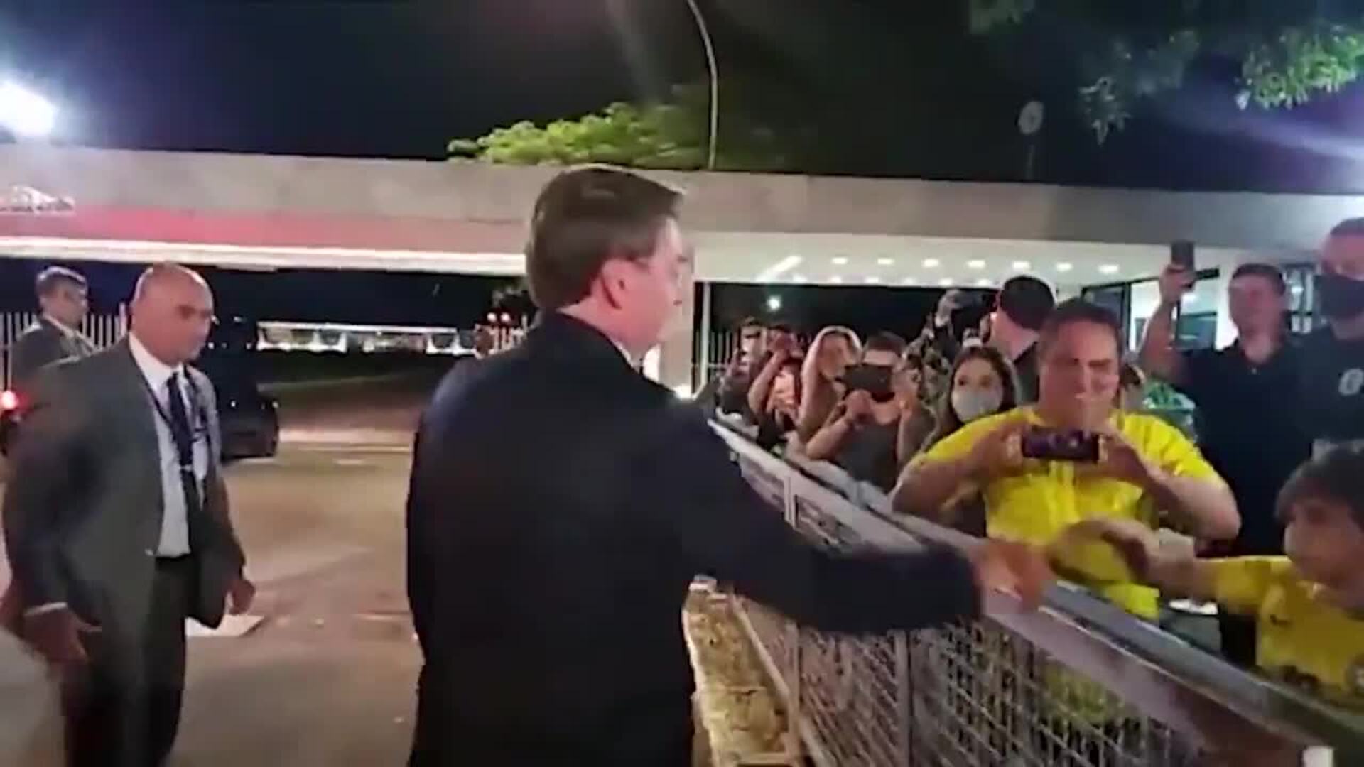 Bolsonaro dice que la pandemia se está &quot;terminando&quot; mientras Brasil roza las 160.000 muertes