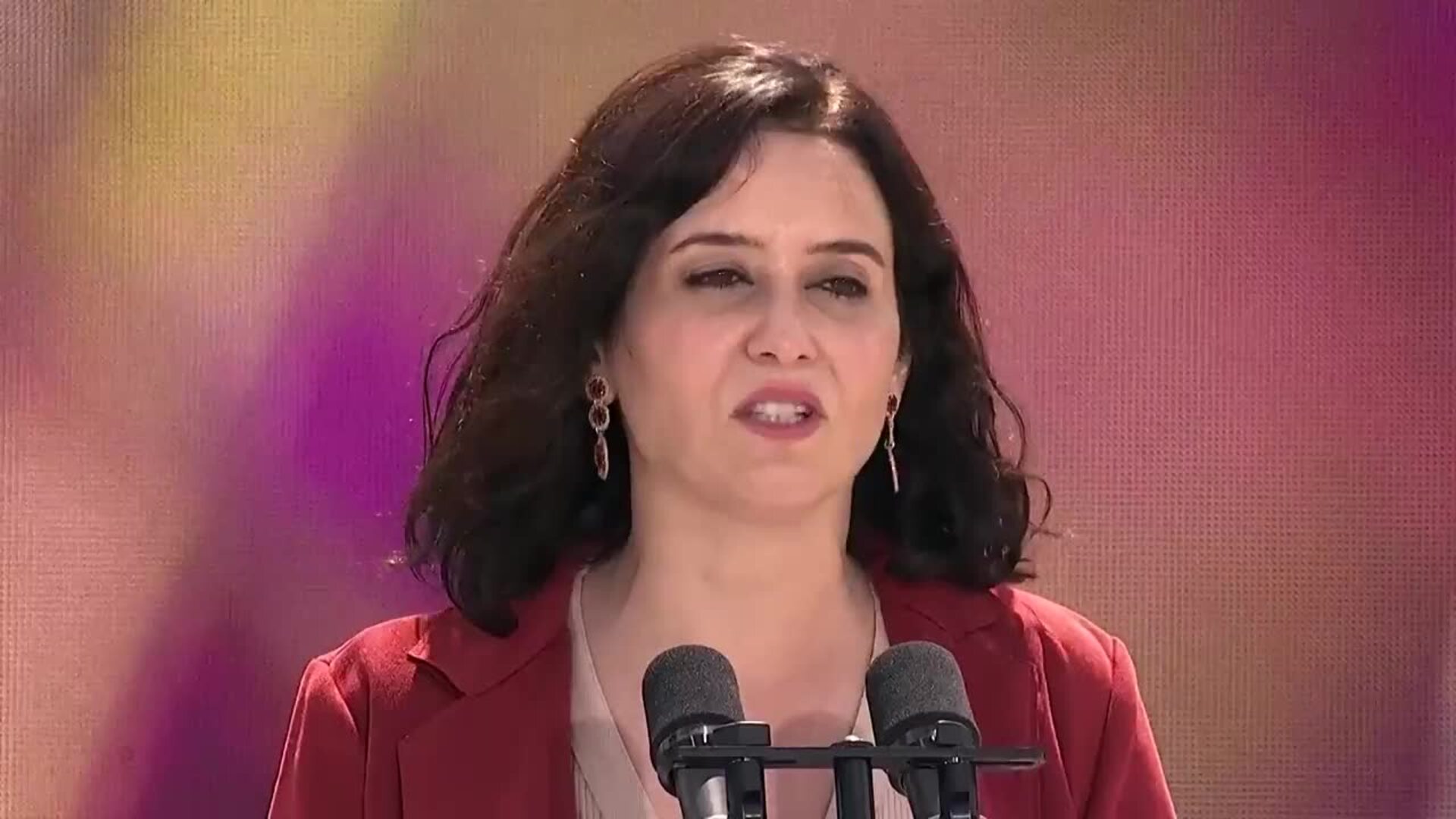 Ayuso condena que &quot;unos matones a sueldo de Podemos&quot; hayan agredido a policías