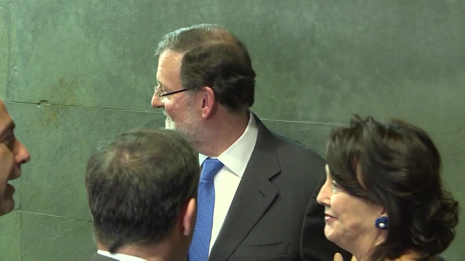 Rajoy avisa a Sánchez que será un &quot;irresponsable&quot; si rompe grandes consensos