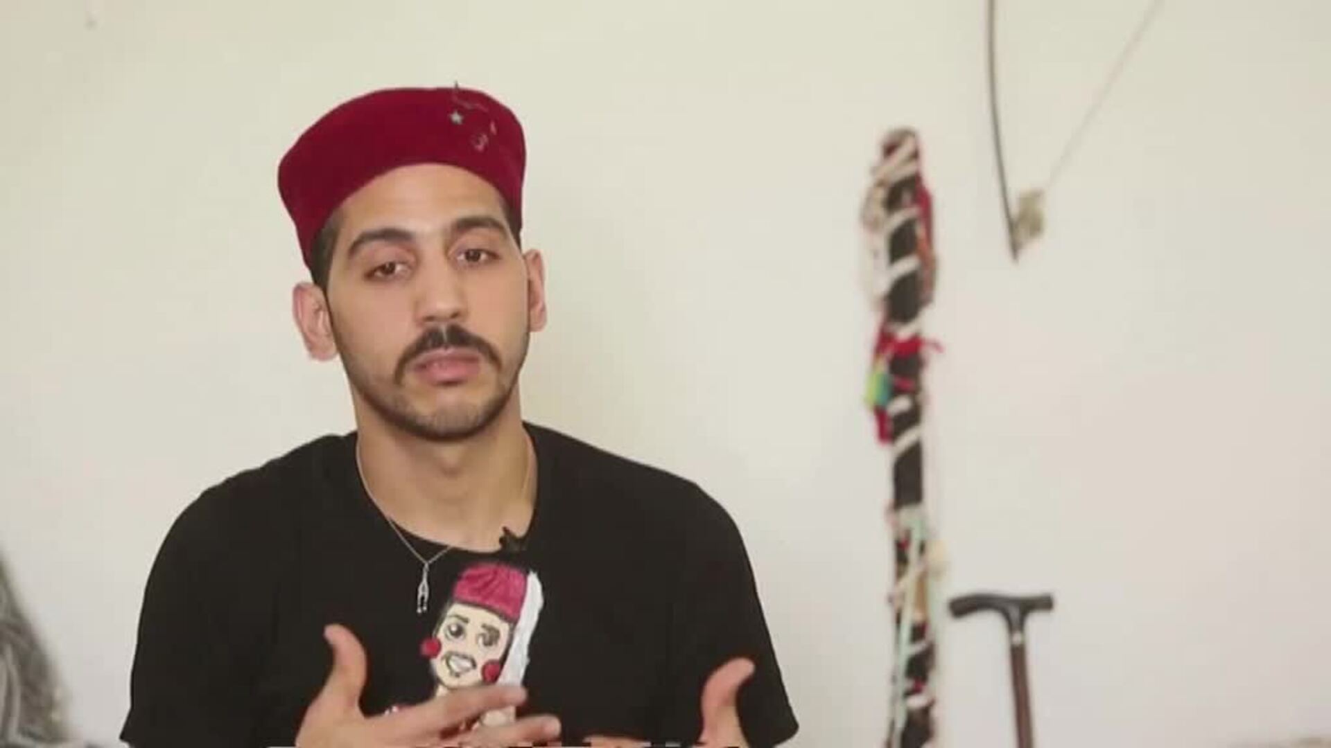 El bailarín de danza del vientre que lucha por la igualdad en Túnez