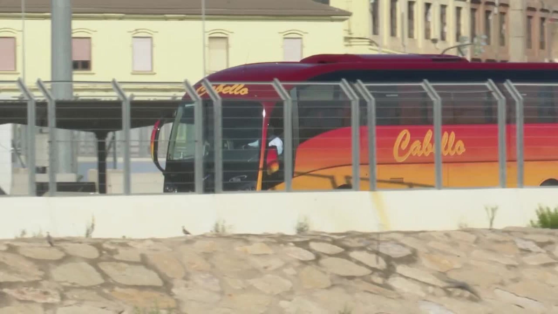 Llega a Valencia el barco con los 118 estudiantes del &#039;macrobrote&#039; de Mallorca