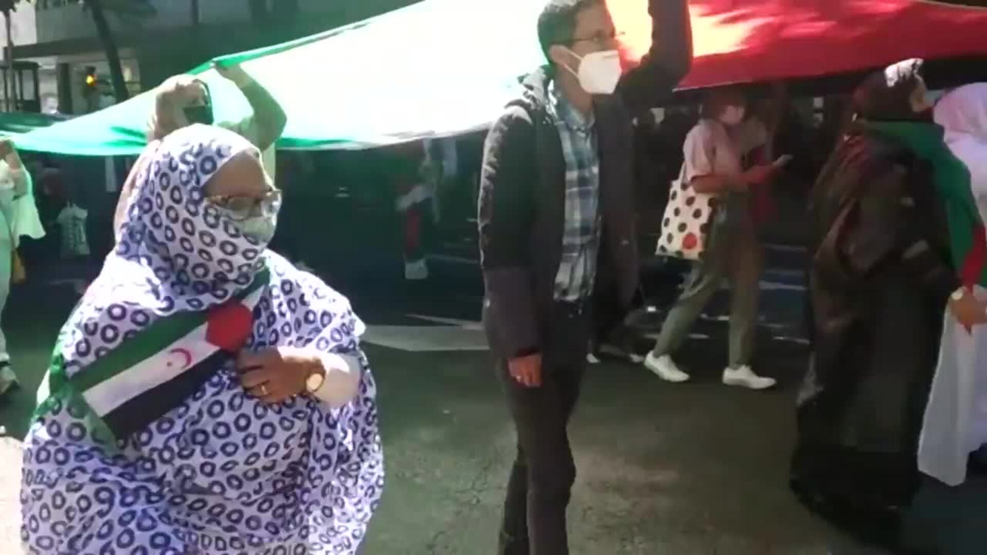 Saharauis se manifiestan en Bilbao y piden a Sánchez que dé la cara