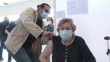 Extremeños que no viven en residencias reciben la tercera dosis