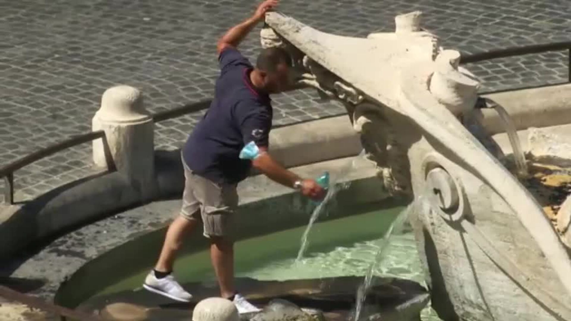 Los turistas disfrutan de Roma pese al calor extremo