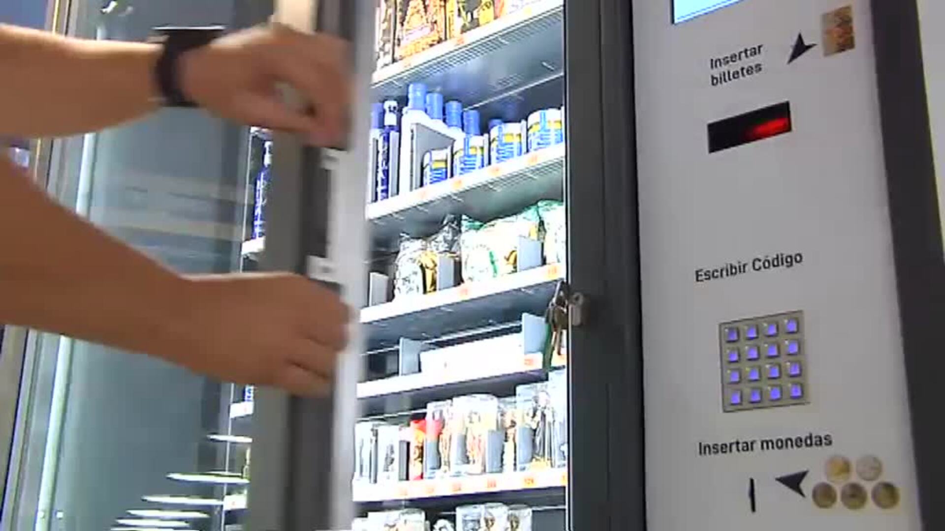 Linares presume de su máquina de vending de artículos religiosos