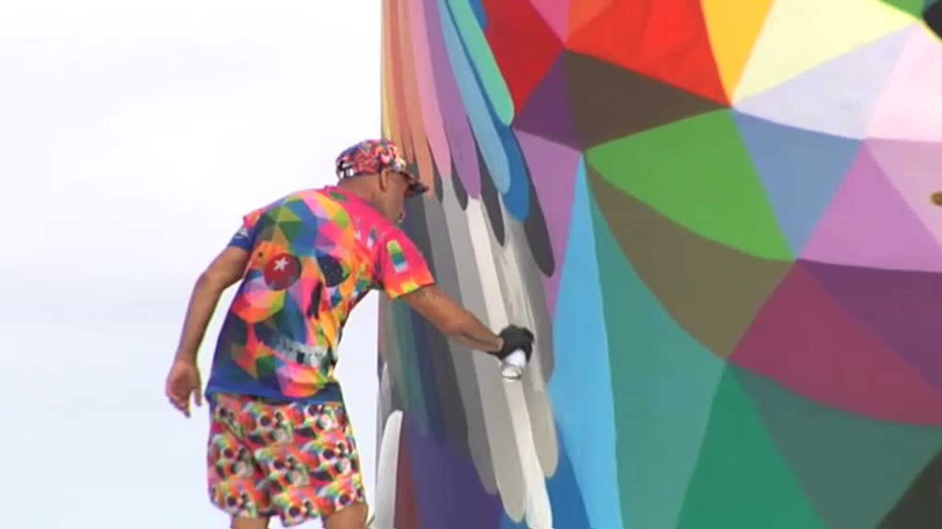 Okuda ultima su colorida intervención en el faro de Ajo (Cantabria)