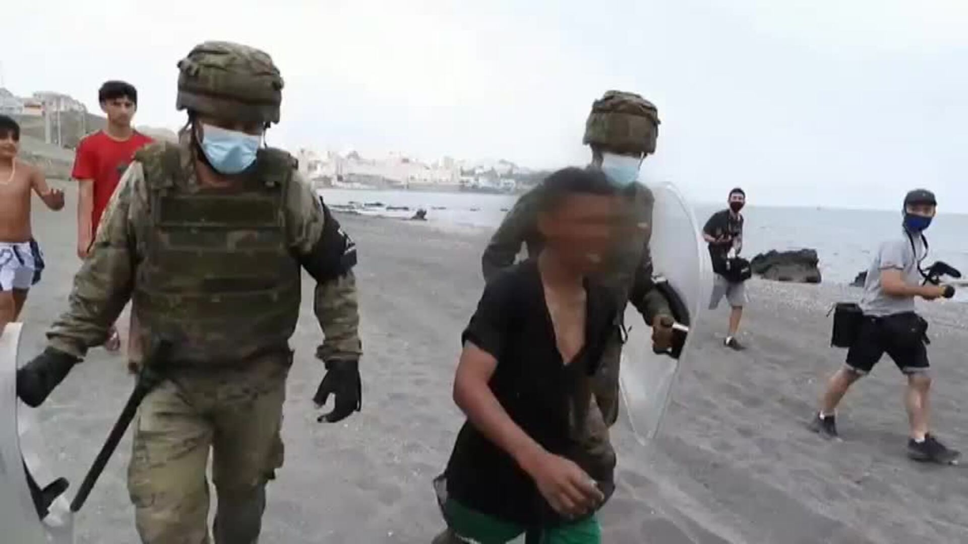 La Fiscalía de Ceuta investiga las imágenes de una devolución en caliente de un menor