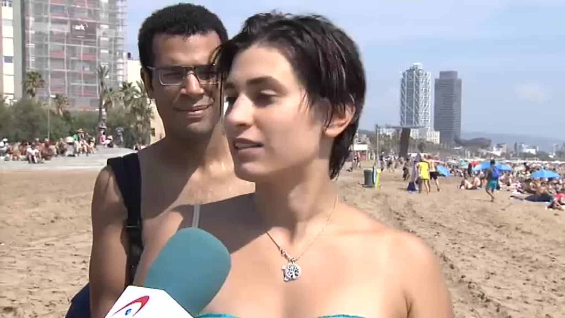 Dos agentes se lanzan al mar en la Barceloneta para detener a un delincuente