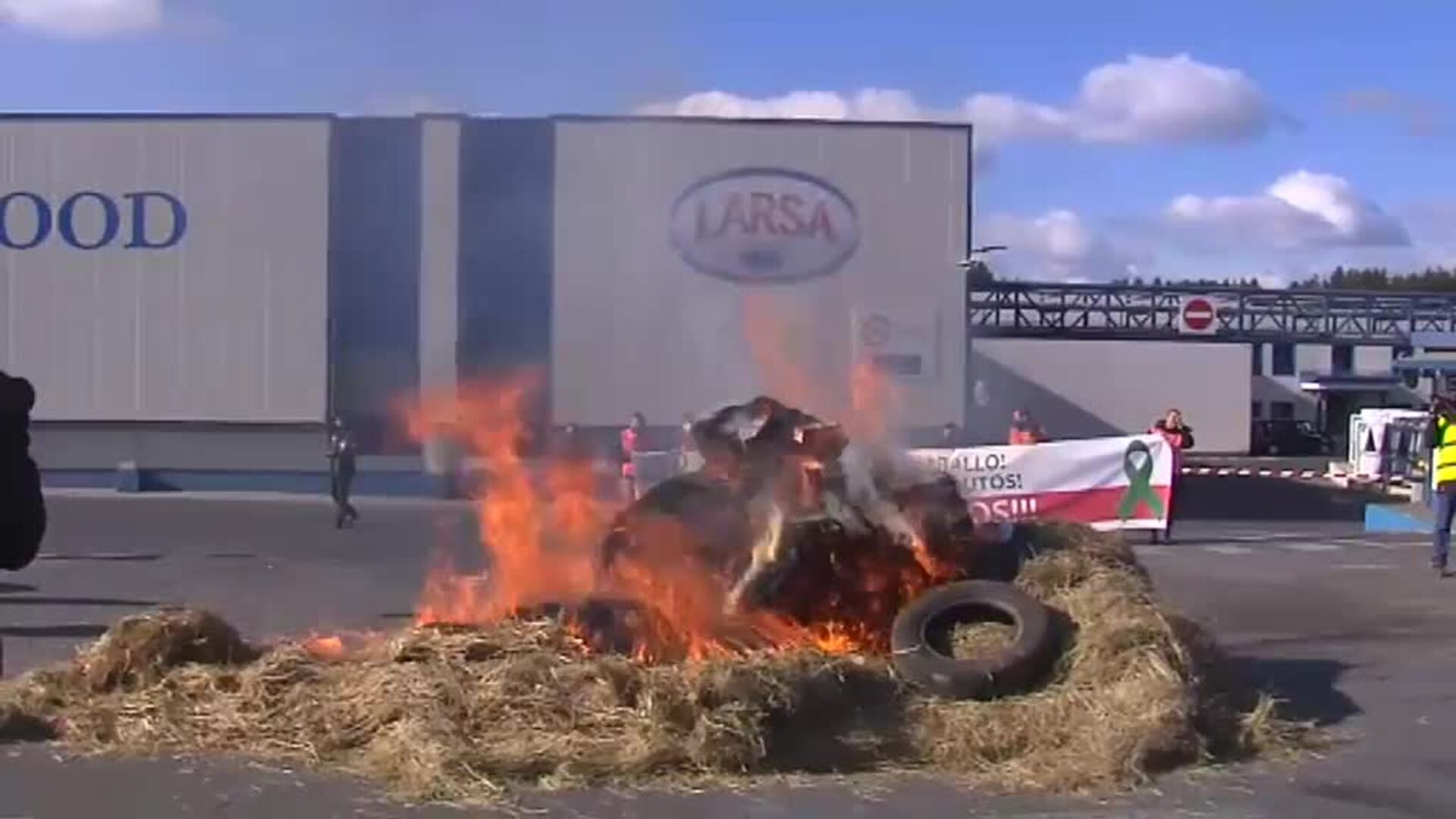 Espectacular protesta de los ganaderos gallegos por los bajos precios de la leche