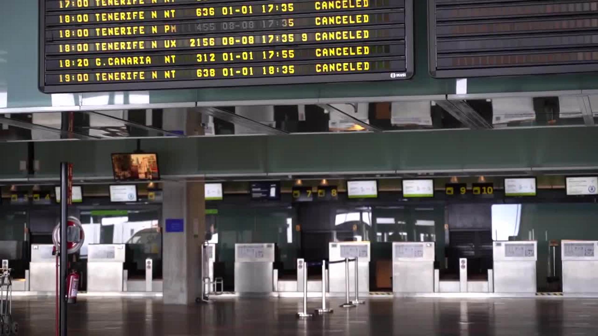 La acumulación de ceniza deja inoperativo el aeropuerto de La Palma