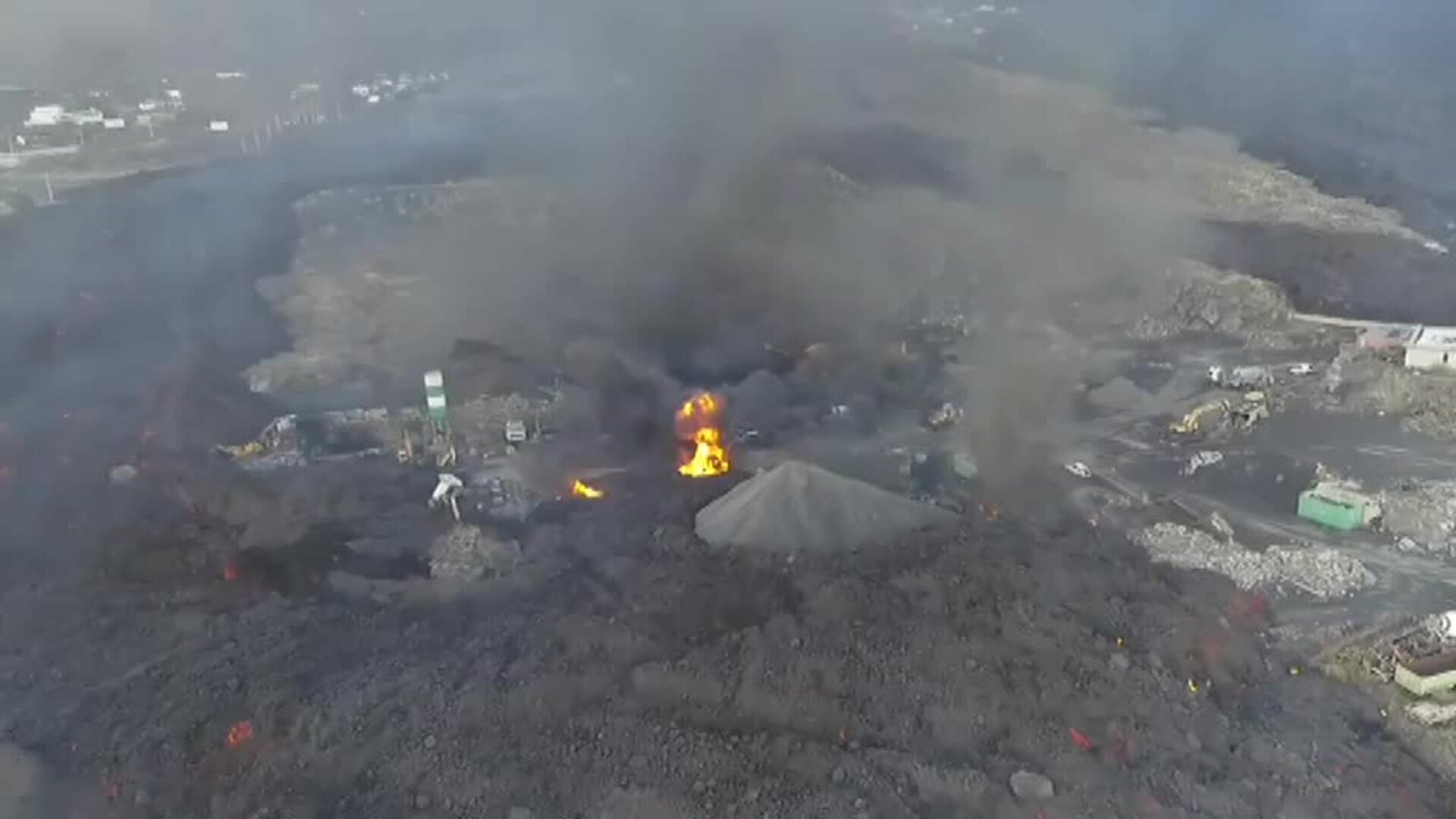 Una bifurcación de la nueva colada arrasa un polígono industrial
