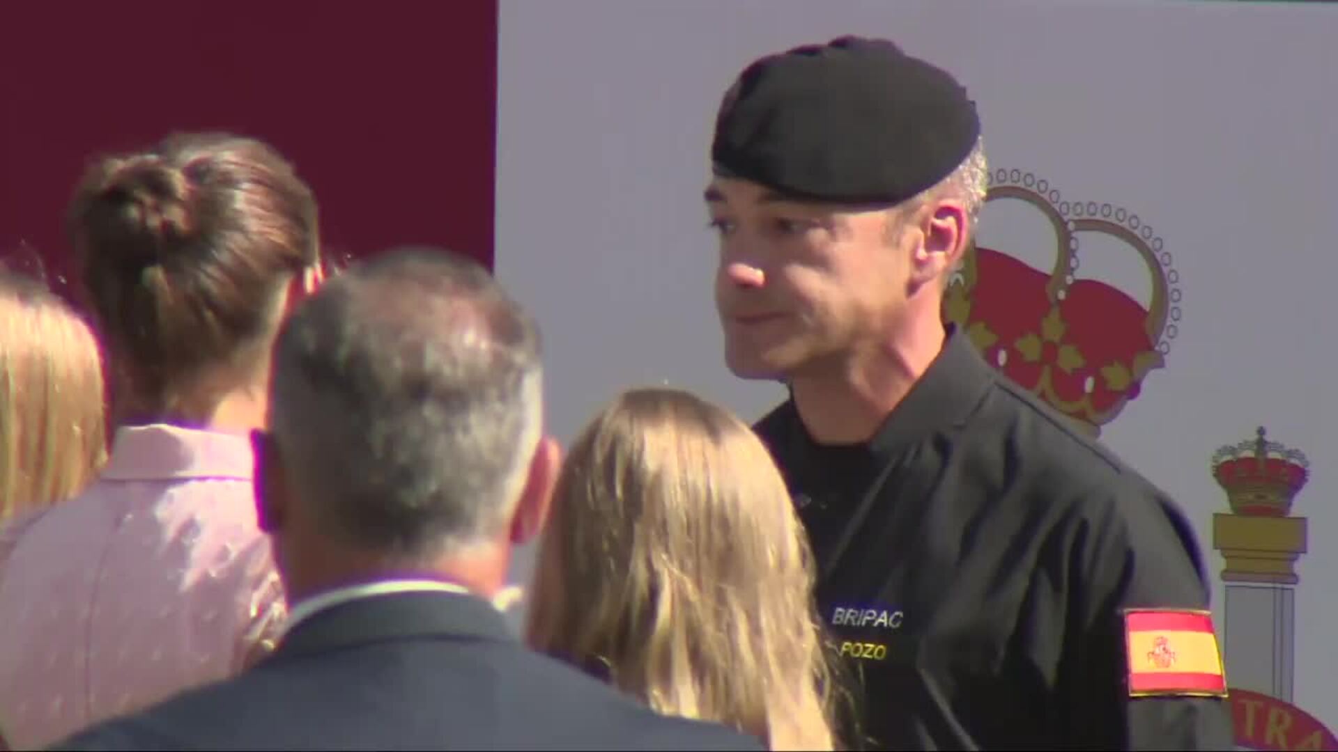 Los Reyes y Sánchez se interesan por el estado del paracaidista