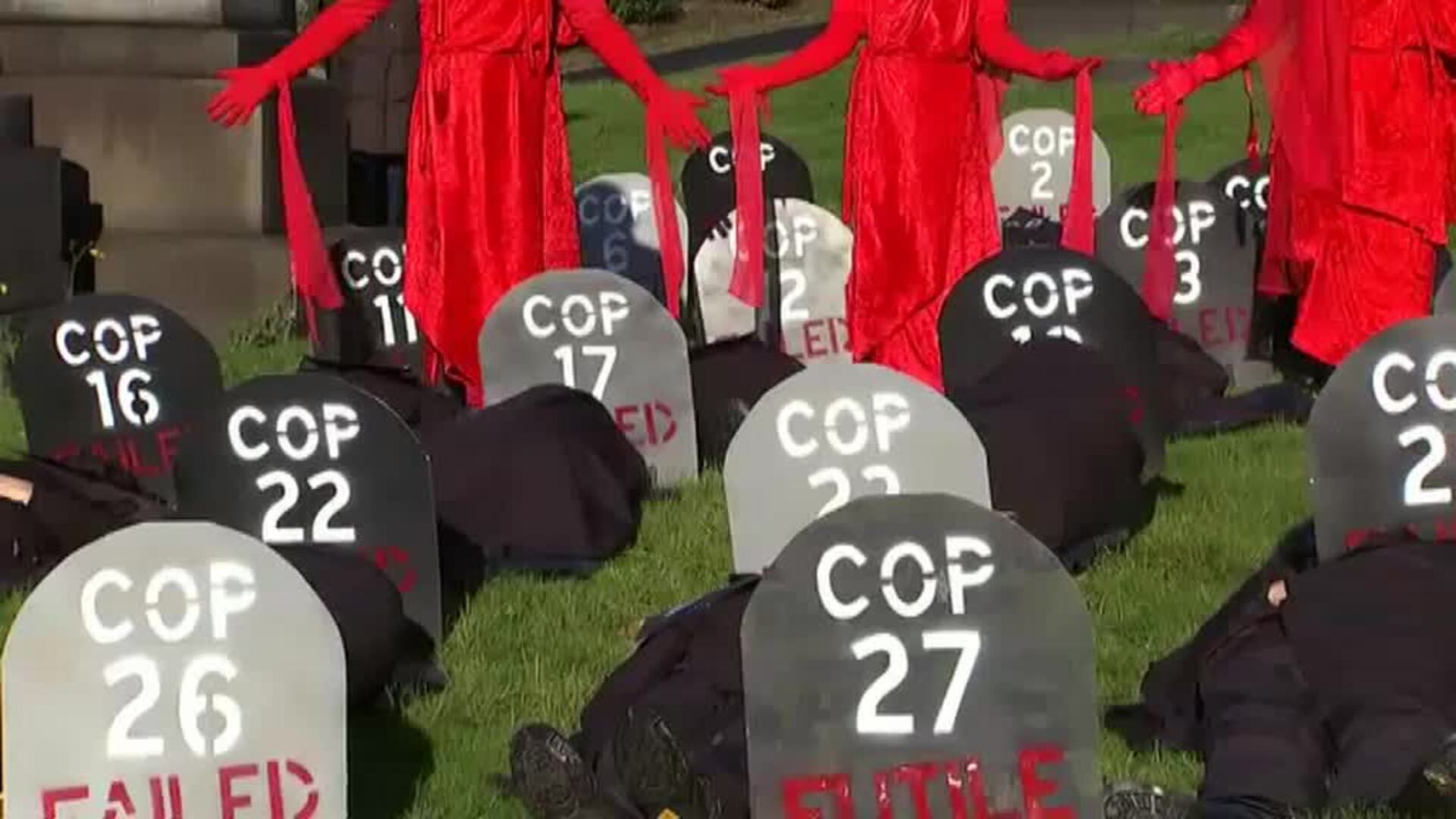 Extinction Rebellion organiza el funeral por la COP26 en un cementerio de Glasgow