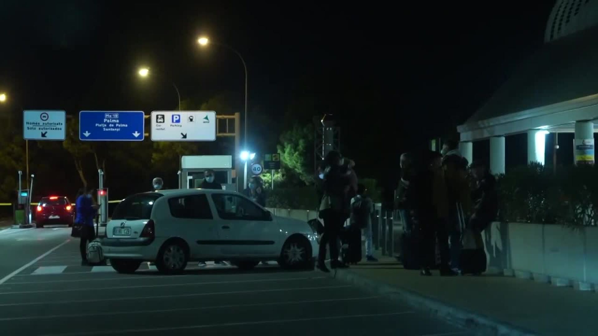 Doce detenidos del avión que aterrizó de emergencia en Palma