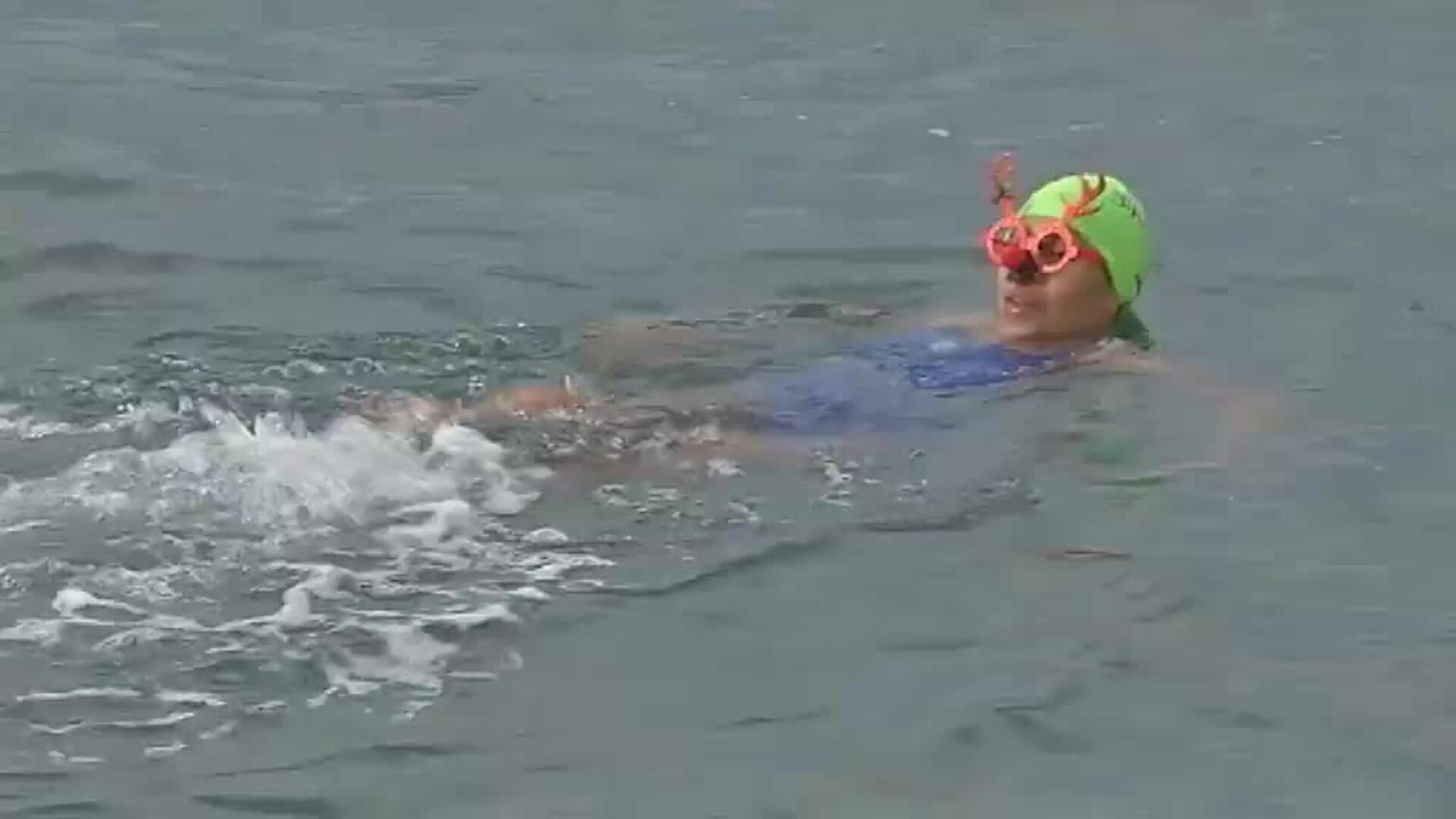 Agua helada y 163 valientes en la tradicional Travesía de Navidad de Gijón