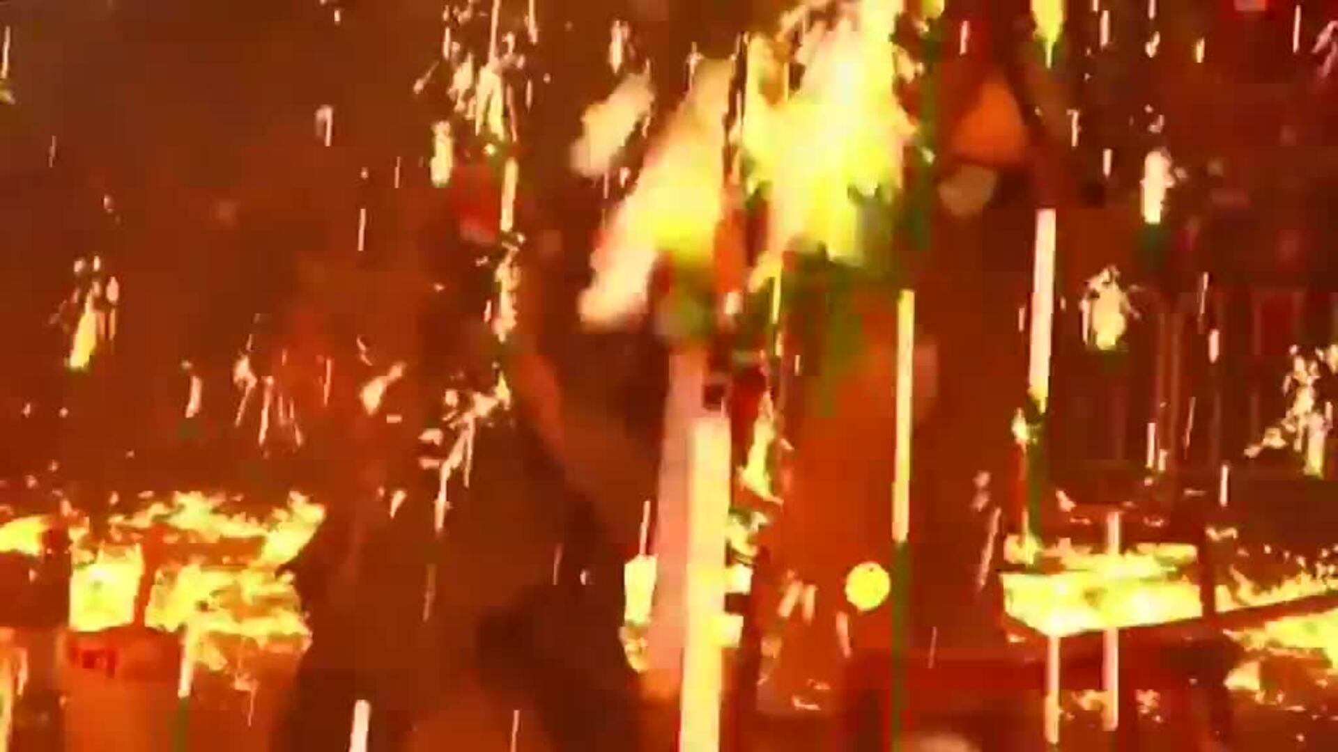 El fuego del festival de la Flor de Hierro en China conquista a los turistas