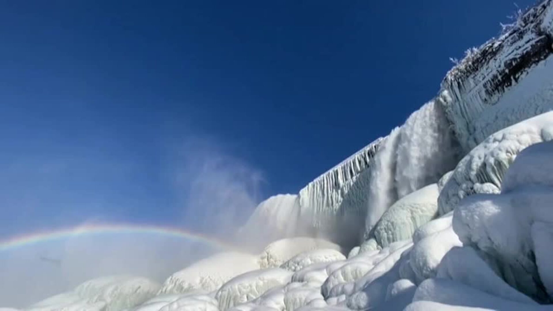 Las cataratas del Niágara se cubren de una manto blanco helado.
