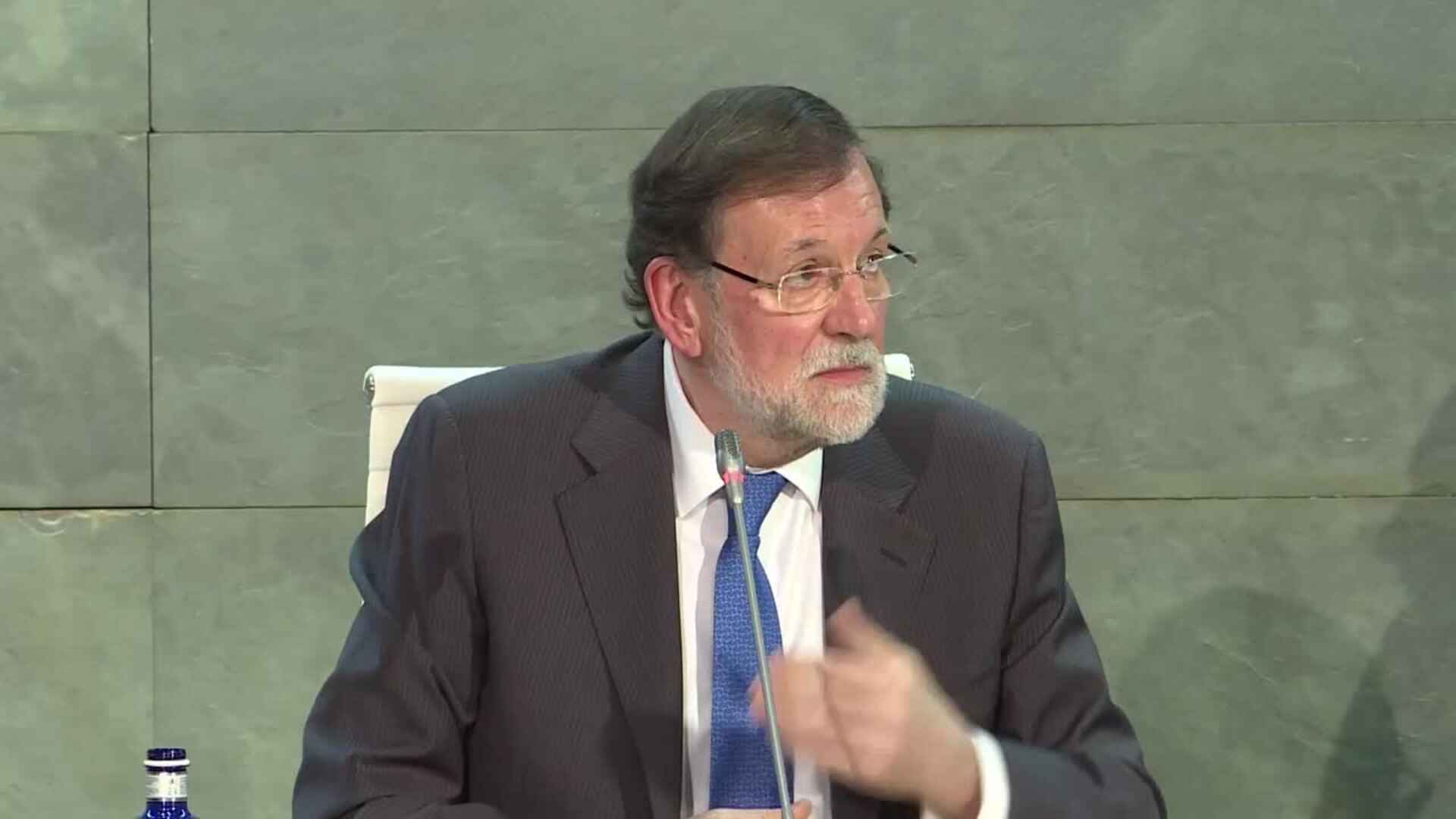 Rajoy avisa a Sánchez que será un &quot;irresponsable&quot; si rompe grandes consensos