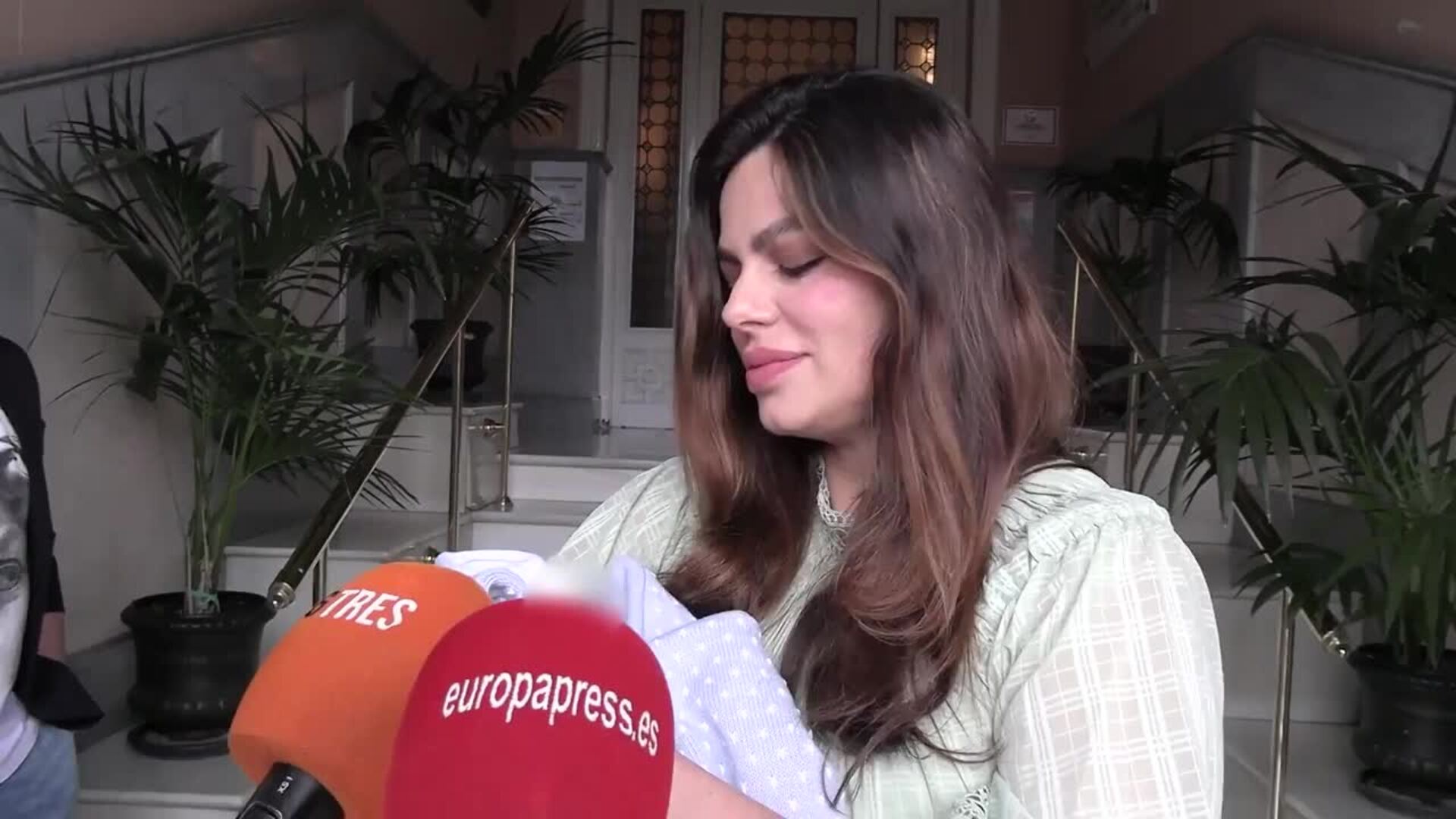 Marisa Jara, emocionadísima y sin poder contener las lágrimas, presenta a su hijo Tomás