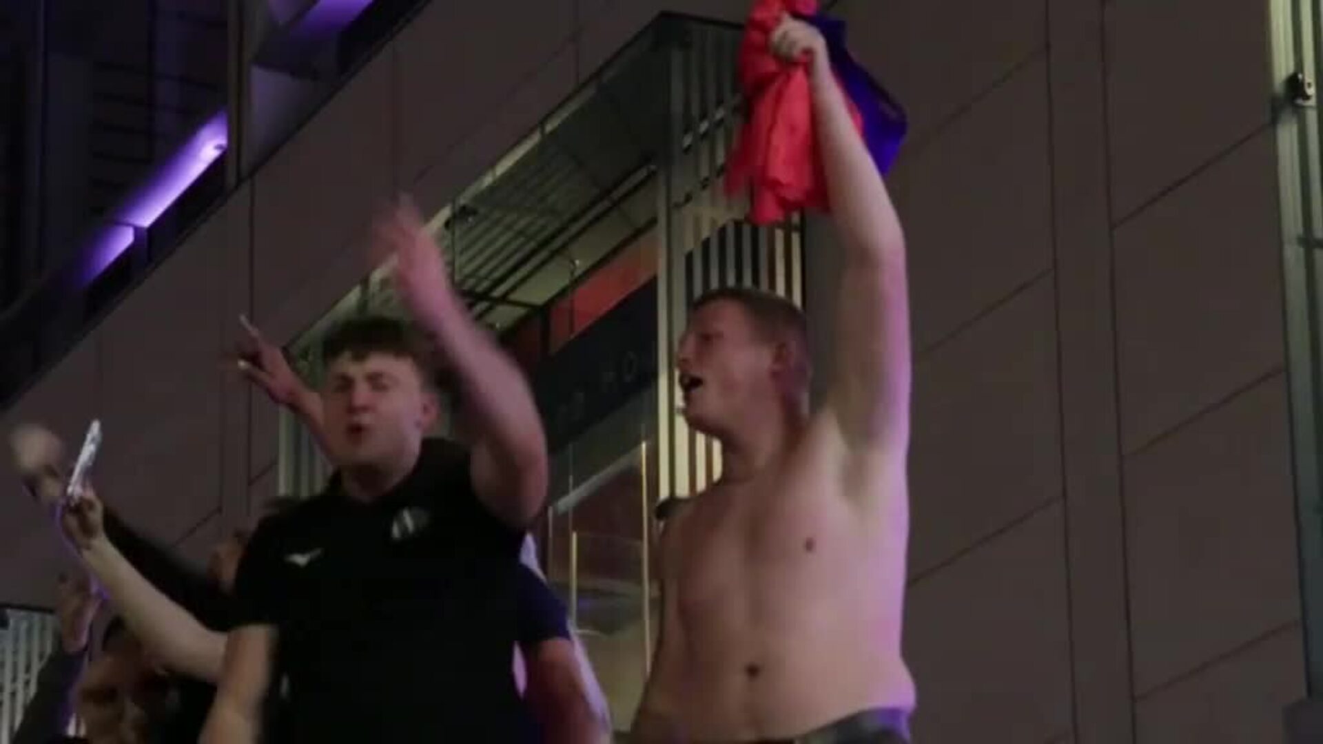 Los aficionados del Chelsea celebran la victoria de su equipo en la Champions League