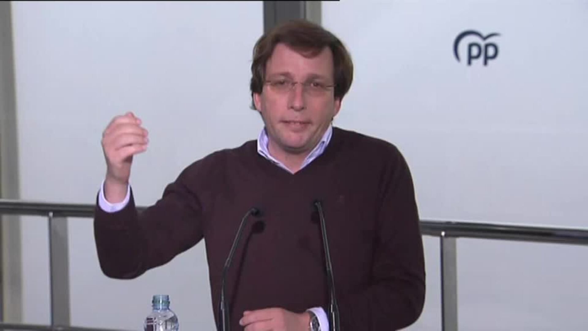 Almeida y los cinco coches oficiales de Iglesias: &quot;He pensado: no seas injusto, viene con la niñera&quot;