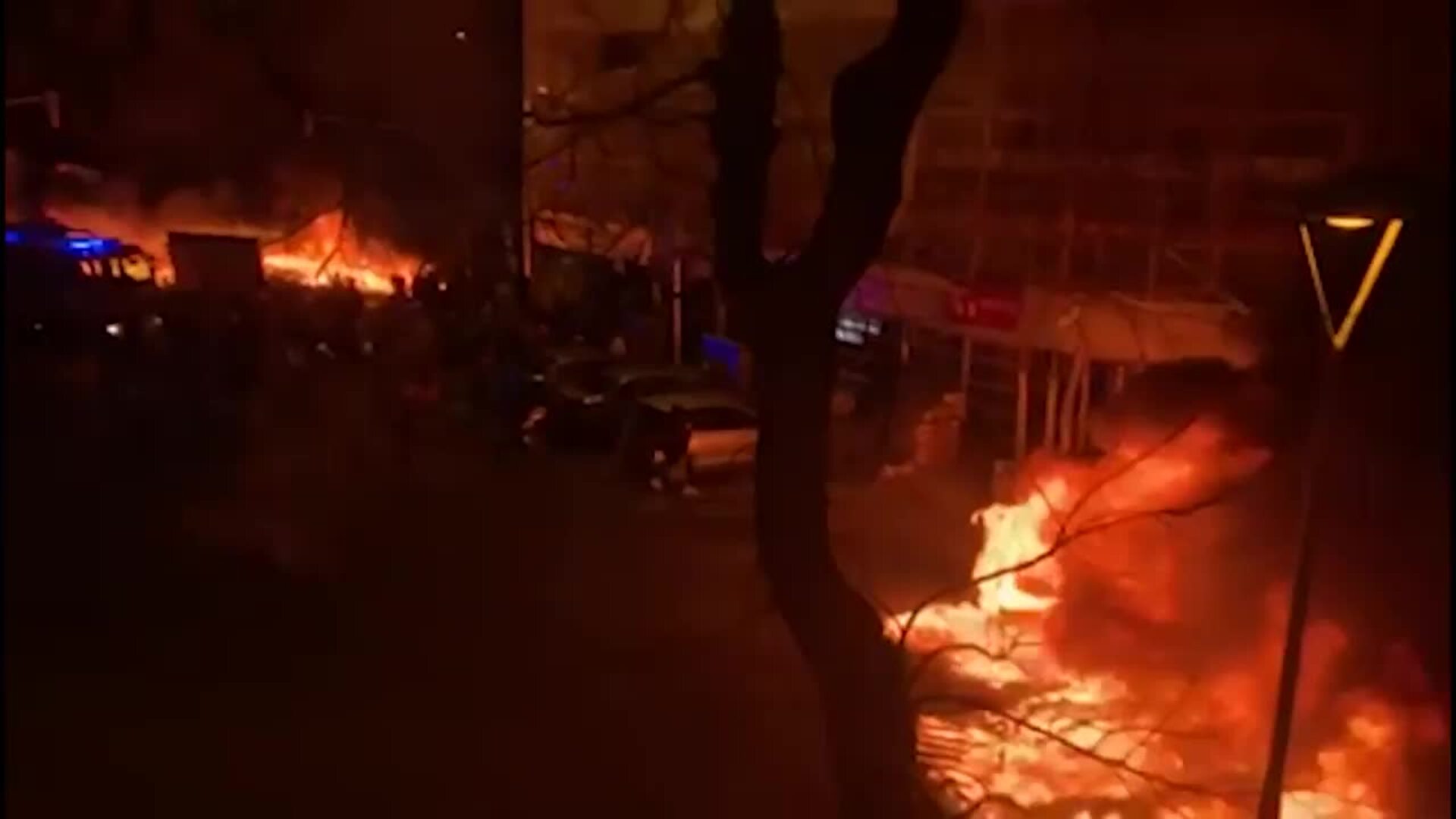 Barricadas contra Mossos en la manifestación por Hasel en Barcelona