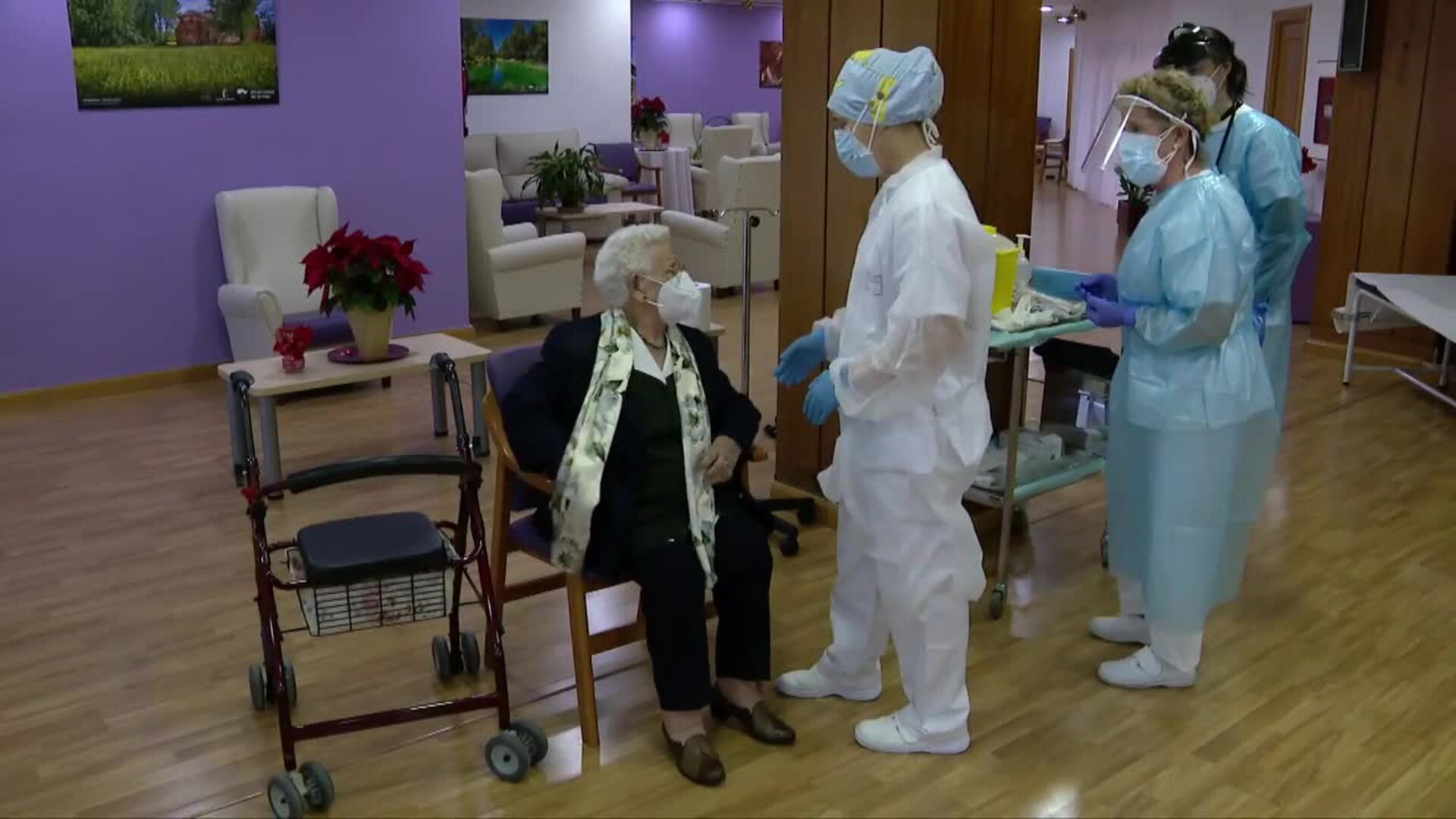 Araceli, de 96 años, recibe la primera dosis de vacuna contra Covid-19 en España