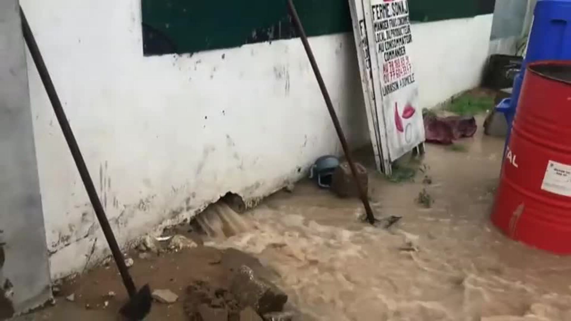 Una fortísima tromba de agua causa graves inundaciones en Senegal