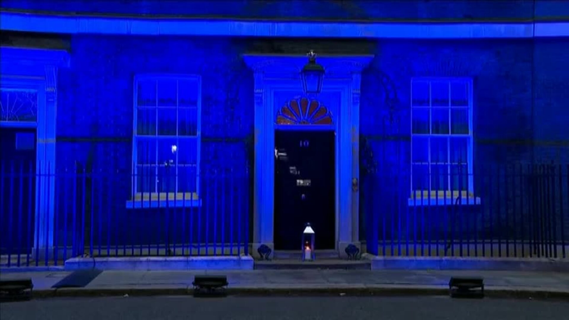 Reino Unido homenajea a sus sanitarios con una gran vela en el 10 de Downing Street