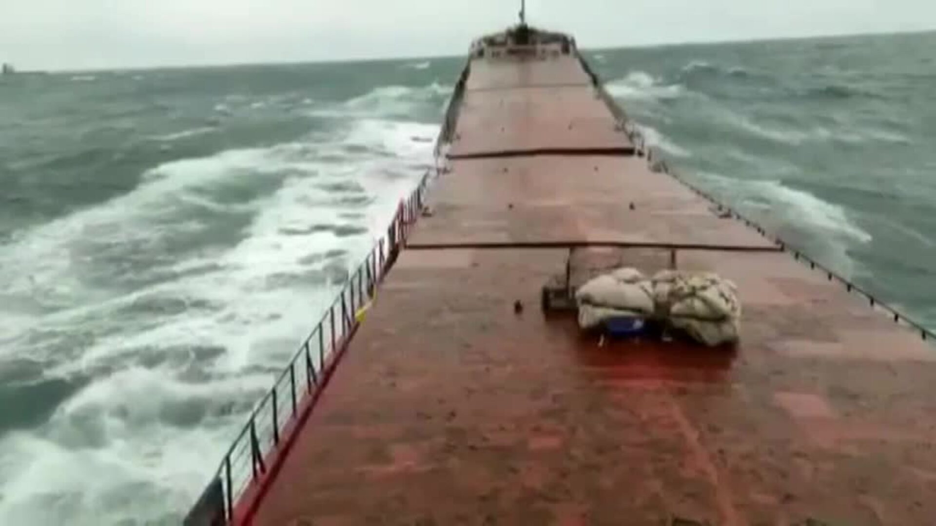 Una impresionante ola partió el buque carguero que se hundió en el Mar Negro