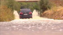 La tormenta atrapa a seis vehículos en Benicarló y daña una playa en Vinaroz