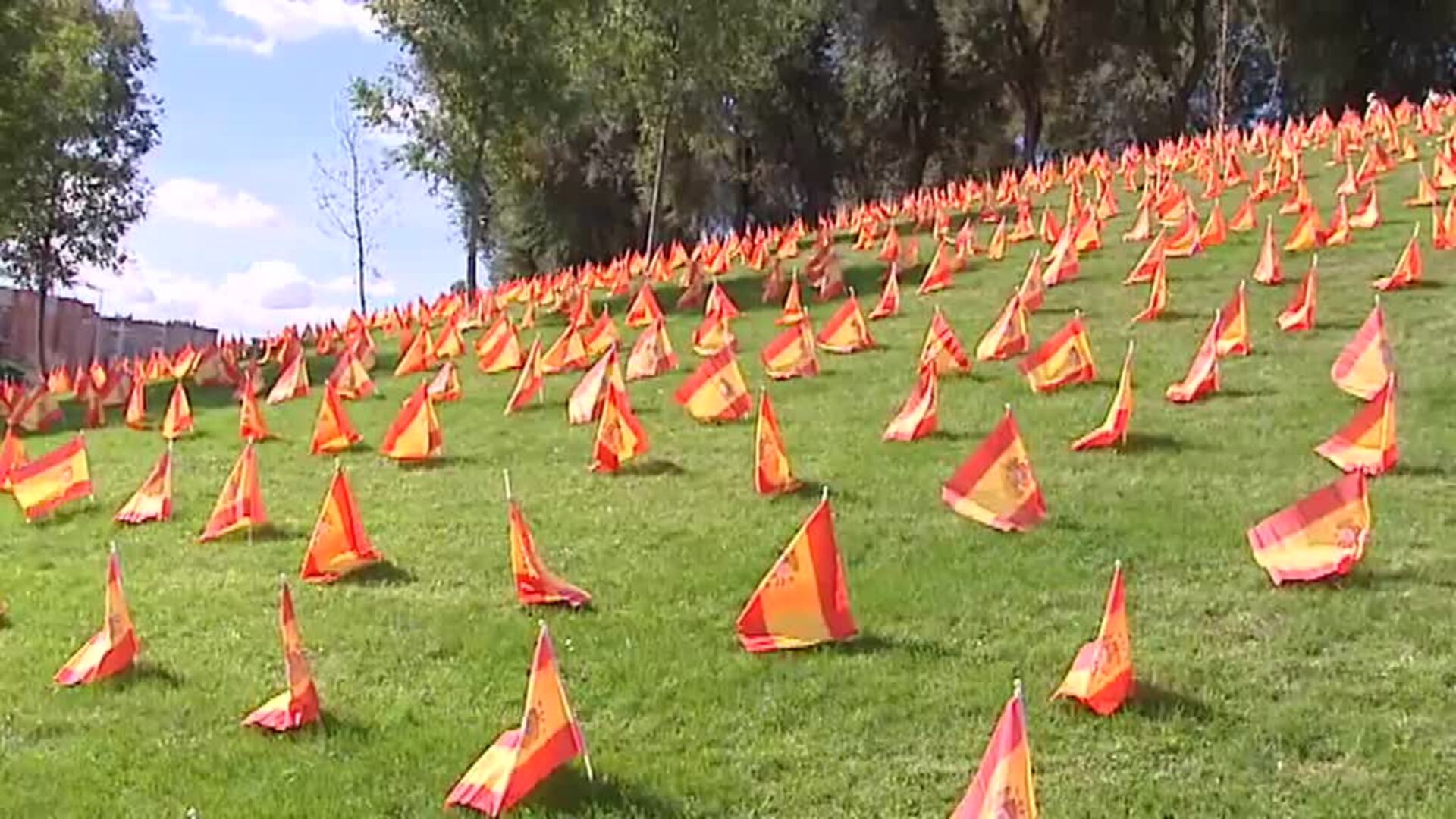 Colocan 53.000 banderas de España en un parque de Madrid por las víctimas del COVID-19
