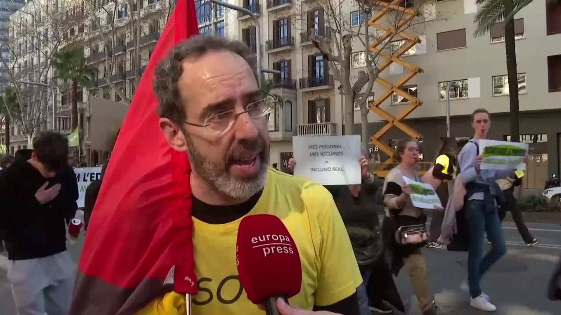 Miles de docentes se manifiestan en Barcelona para exigir mejoras ...