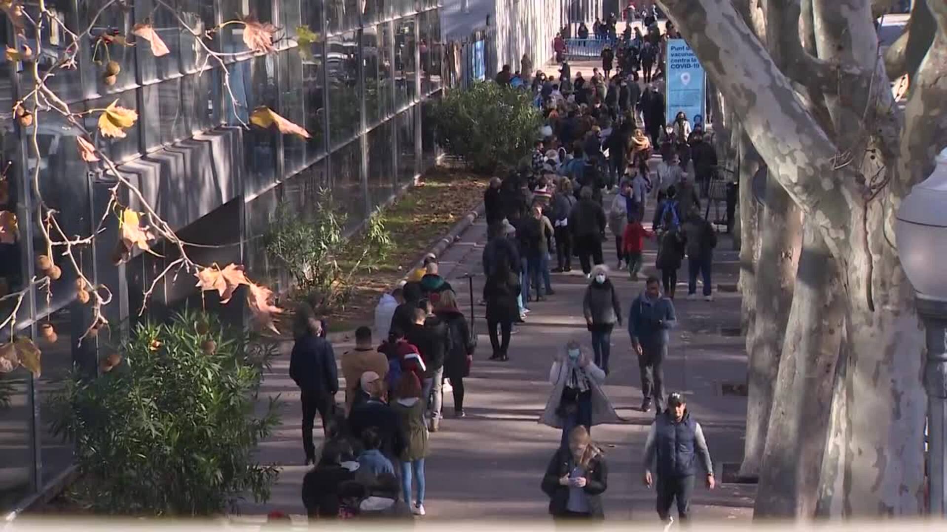 Largas colas en el Palacio de Congresos de Barcelona para vacunarse