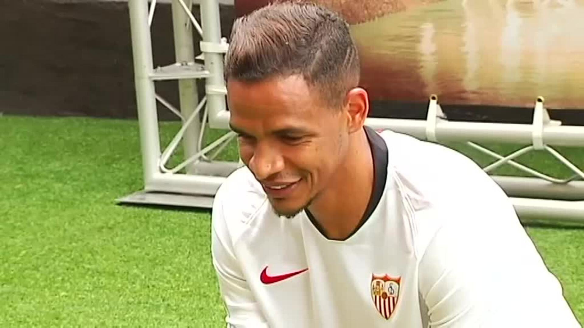 El Sevilla presenta al centrocampista brasileño Fernando